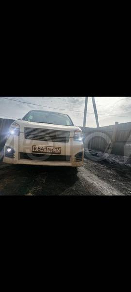 Toyota Voxy 2011, фото 2