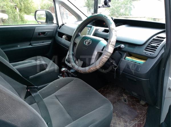 Toyota Voxy 2010, фото 4
