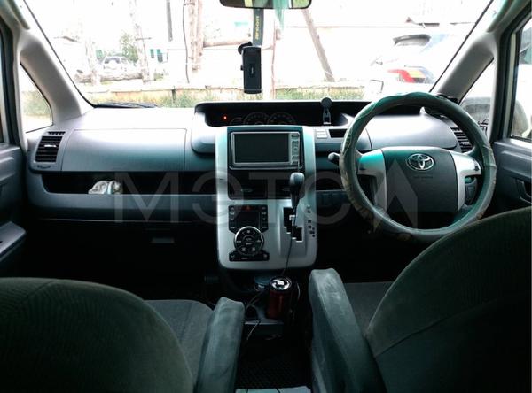 Toyota Voxy 2010, фото 3