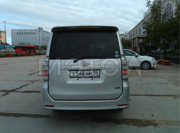 Toyota Voxy 2010, фото 2