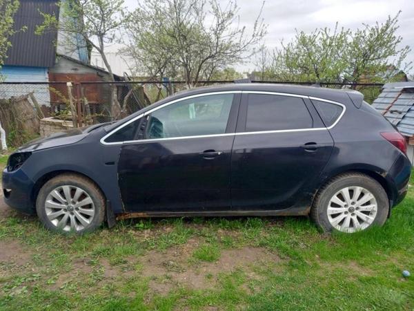 Opel Astra 2010, фото 2
