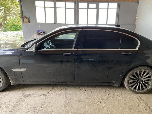 BMW 750 2012, фото 2