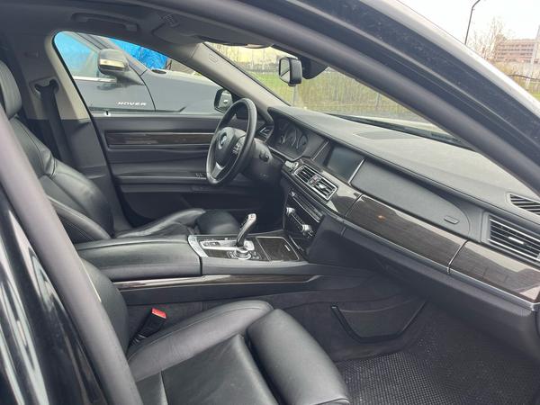 BMW 740 2012, фото 2