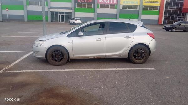 Opel Astra 2011, фото 2