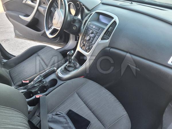Opel Astra 2010, фото 10