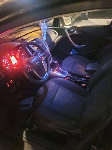 Opel Astra 2011, фото 2