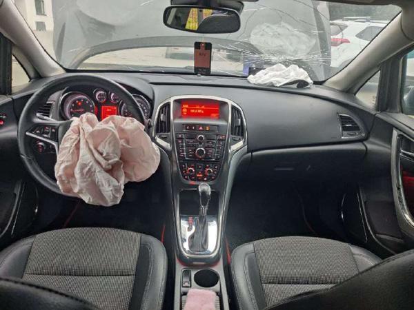Opel Astra 2010, фото 20
