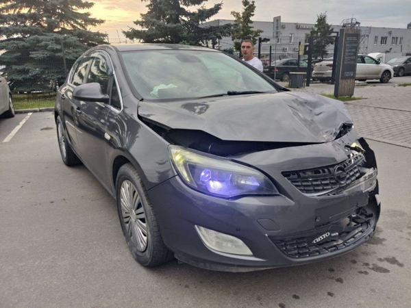 Opel Astra 2010, фото 4