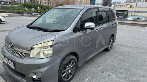 Toyota Voxy 2012, фото 2
