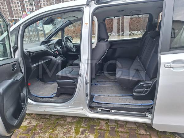 Toyota Noah 2018, фото 13