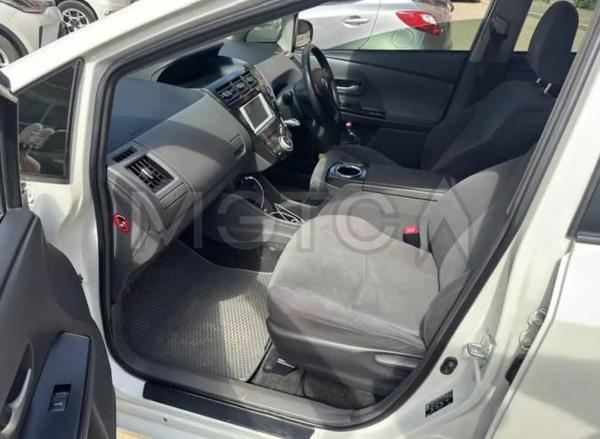 Toyota Prius Alpha 2014, фото 8
