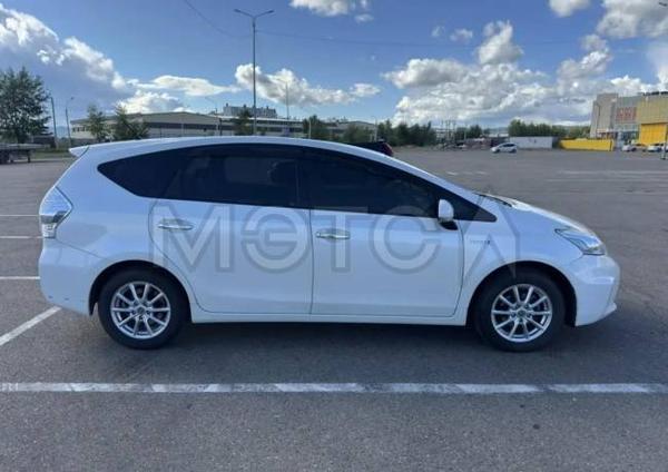 Toyota Prius Alpha 2014, фото 6
