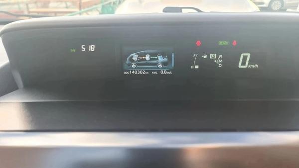 Toyota Prius Alpha 2020, фото 5