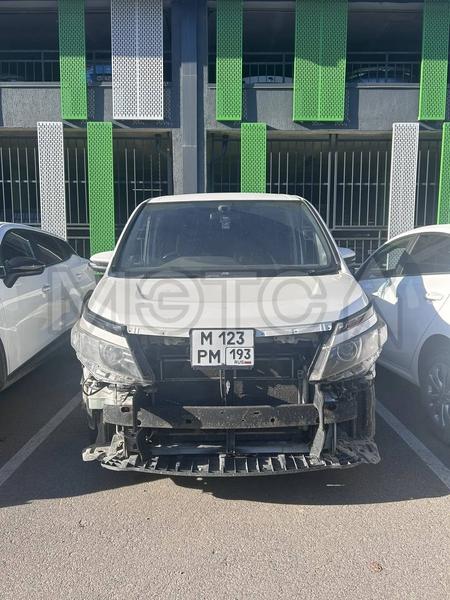 Toyota Voxy 2015, фото 2